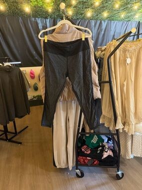 Women's Black Textured Leggings A066